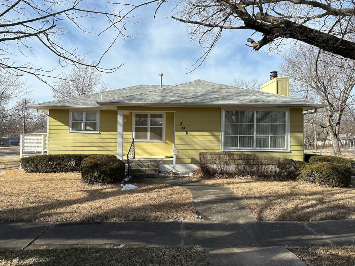 Online Only Auction: 2 Bed 1 Bath Home - 101 N Walnut, Eureka, Kansas 67045  - Sundgren Realty | El Dorado, KS